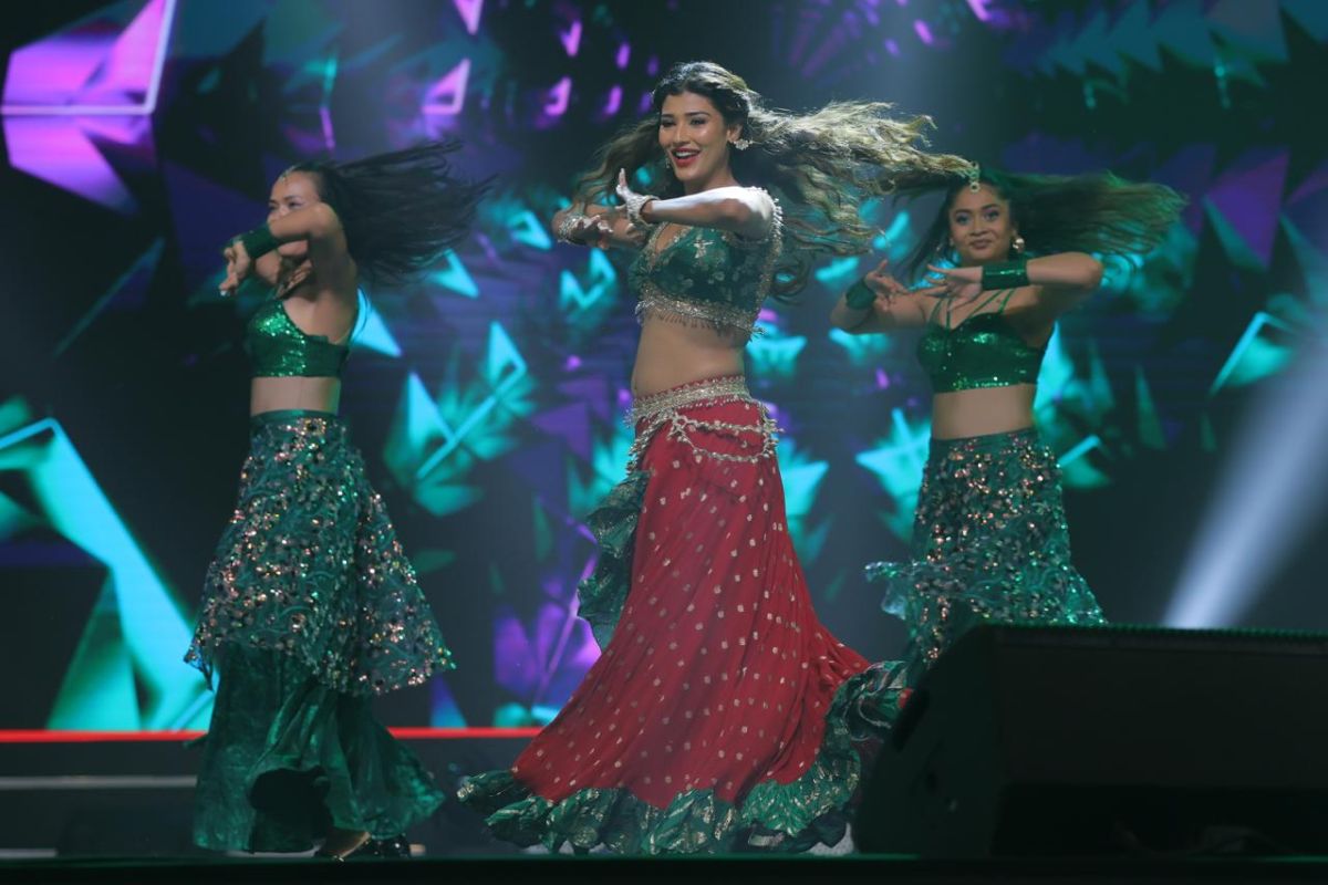 Celebrity dance act with backup dancers